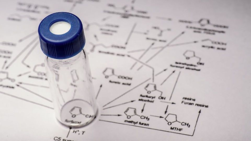 How a Mass Spectrometer Works, Types of Instrumentation and Interpreting Mass Spectral Data content piece image